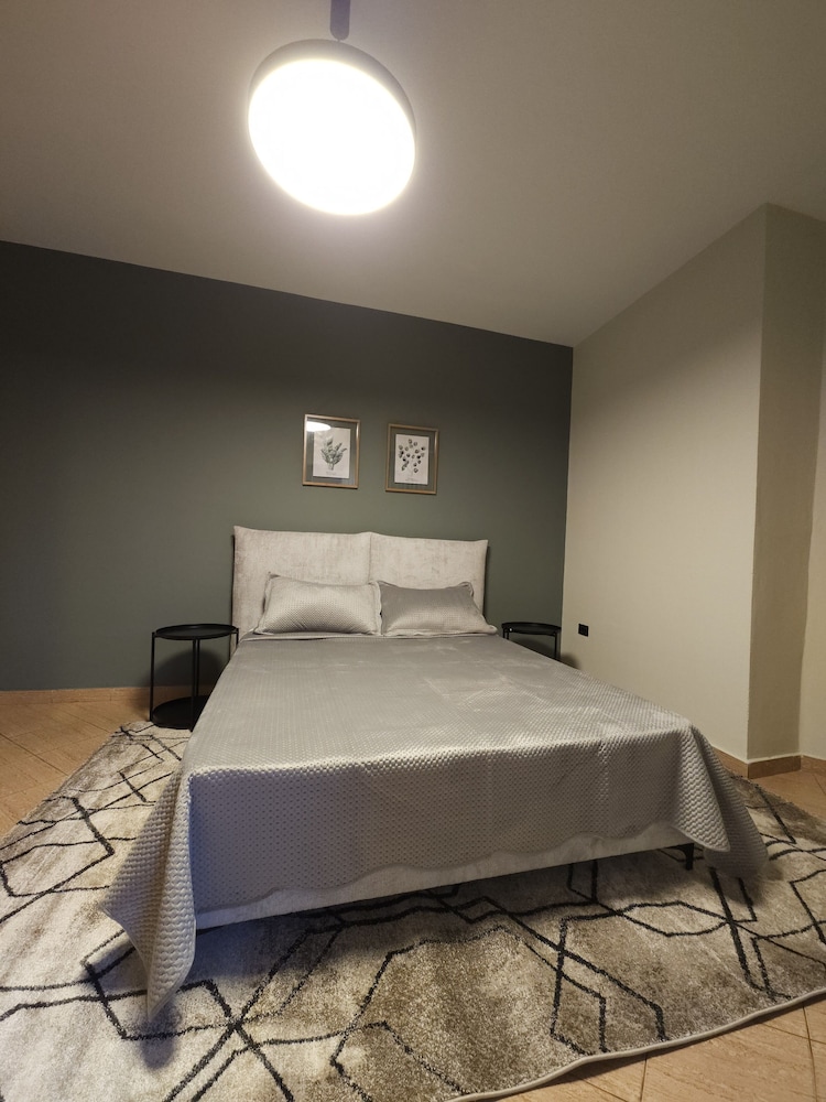 

Pisa - Tirana - Oda Hotel Tirana