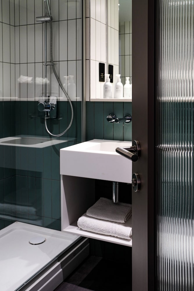 

Roma - Enfield - Southgate Hotel London