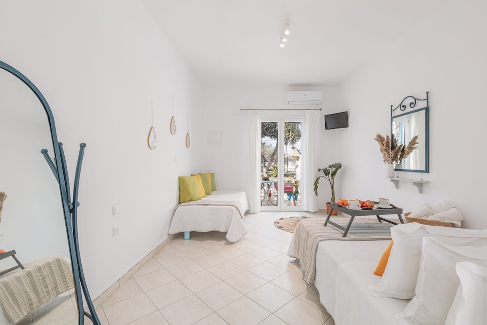 

Roma - Drafaki - Dibellee Mykonos boutique studios