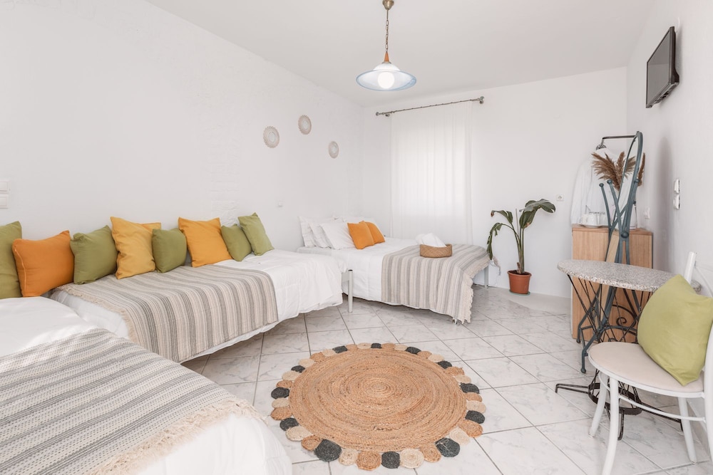 

Roma - Megali Ammos - Dibellee Mykonos boutique studios