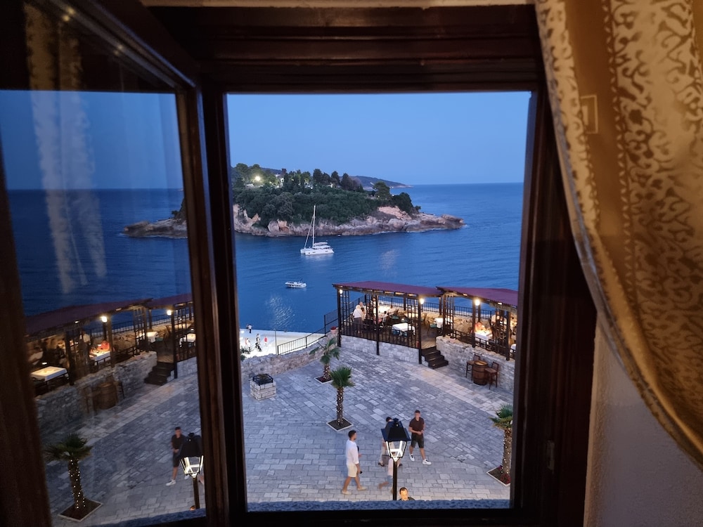 

Milano - Ulcinj - Kulla e Balshajve