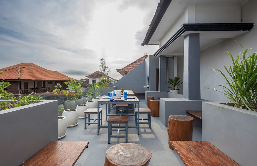 

Bologna - Ketewel - Verdant Bali Sekar Sari