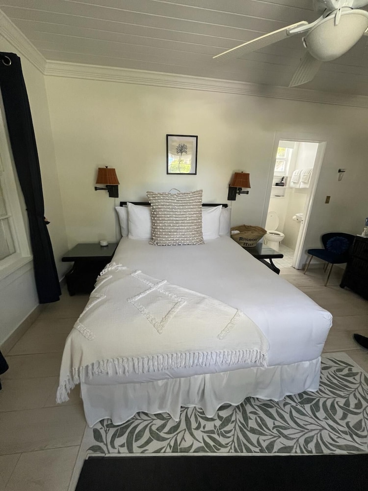 

Milano - Harbour Island - Runaway Hill Inn