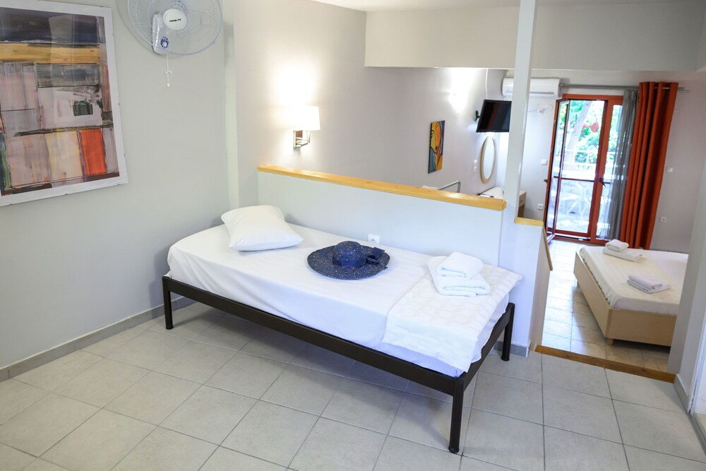 

Milano - Mikros Gialos - Rouda Bay Beach Hotel