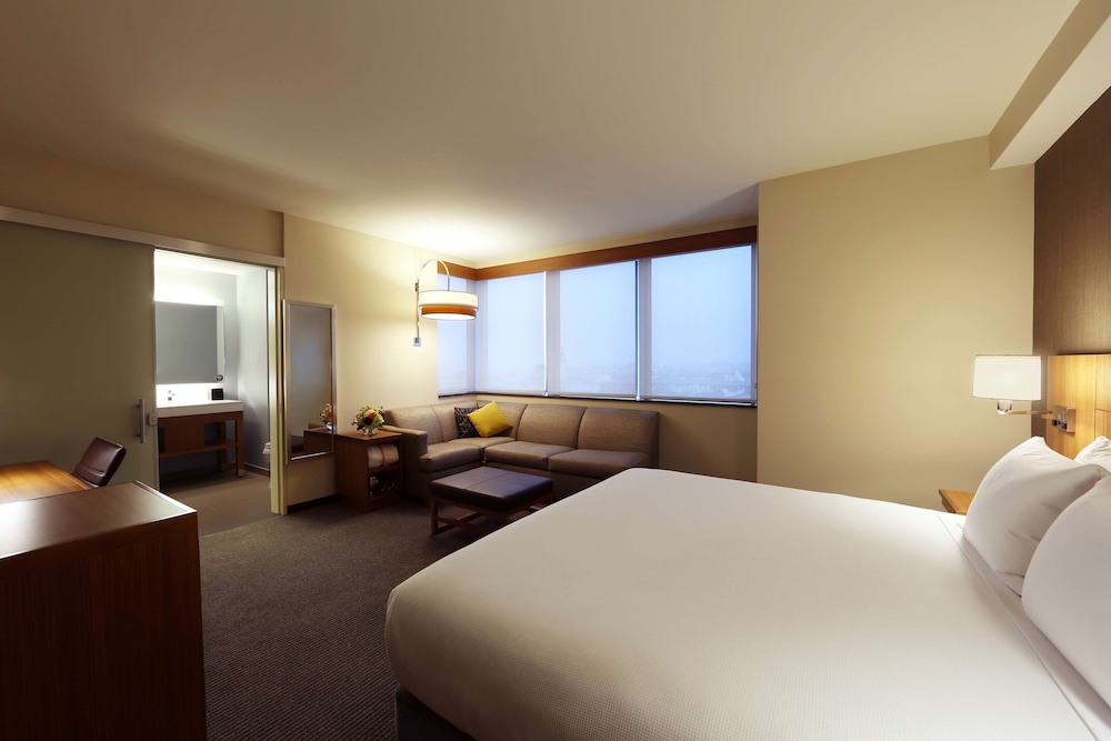 

Roma - Queens - Hyatt Place Flushing/LGA Airport