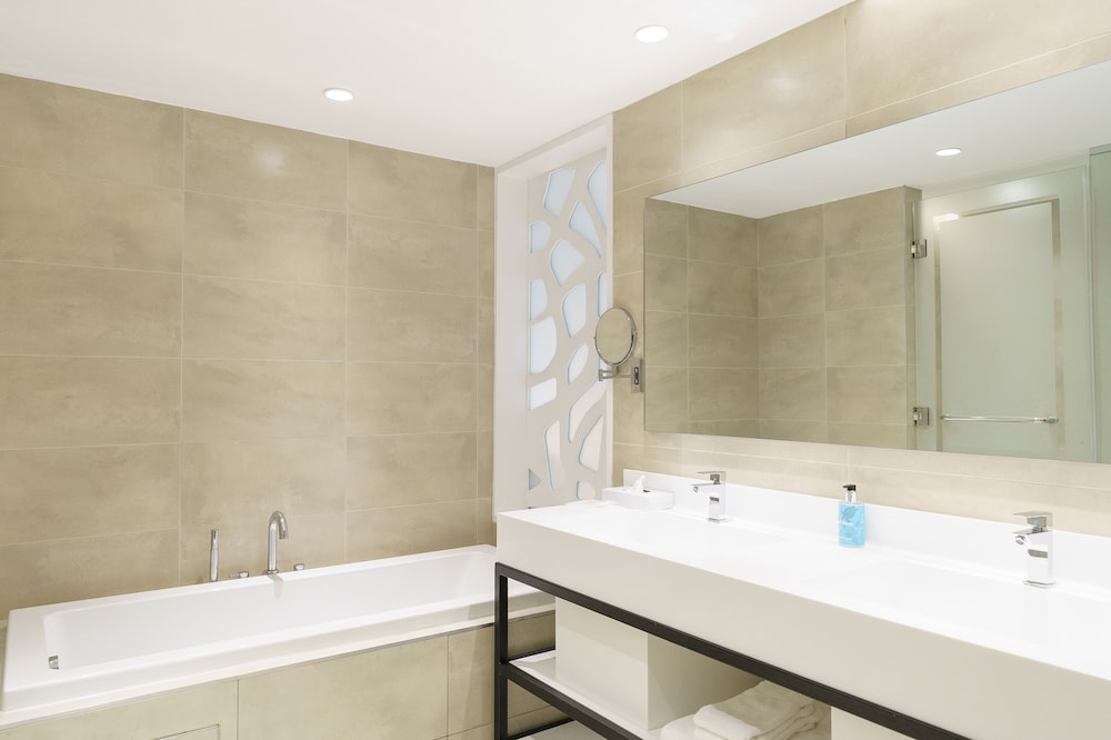 

Milano - Port Chambly - Ocean's Creek Beach Hotel