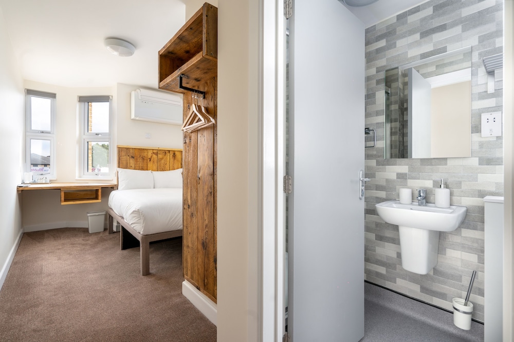 

Napoli - Barking - Hotel DC, Stratford