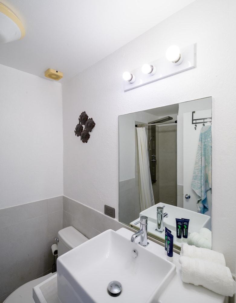 

Milano - Jolly Harbour - True North Waterfront Villa