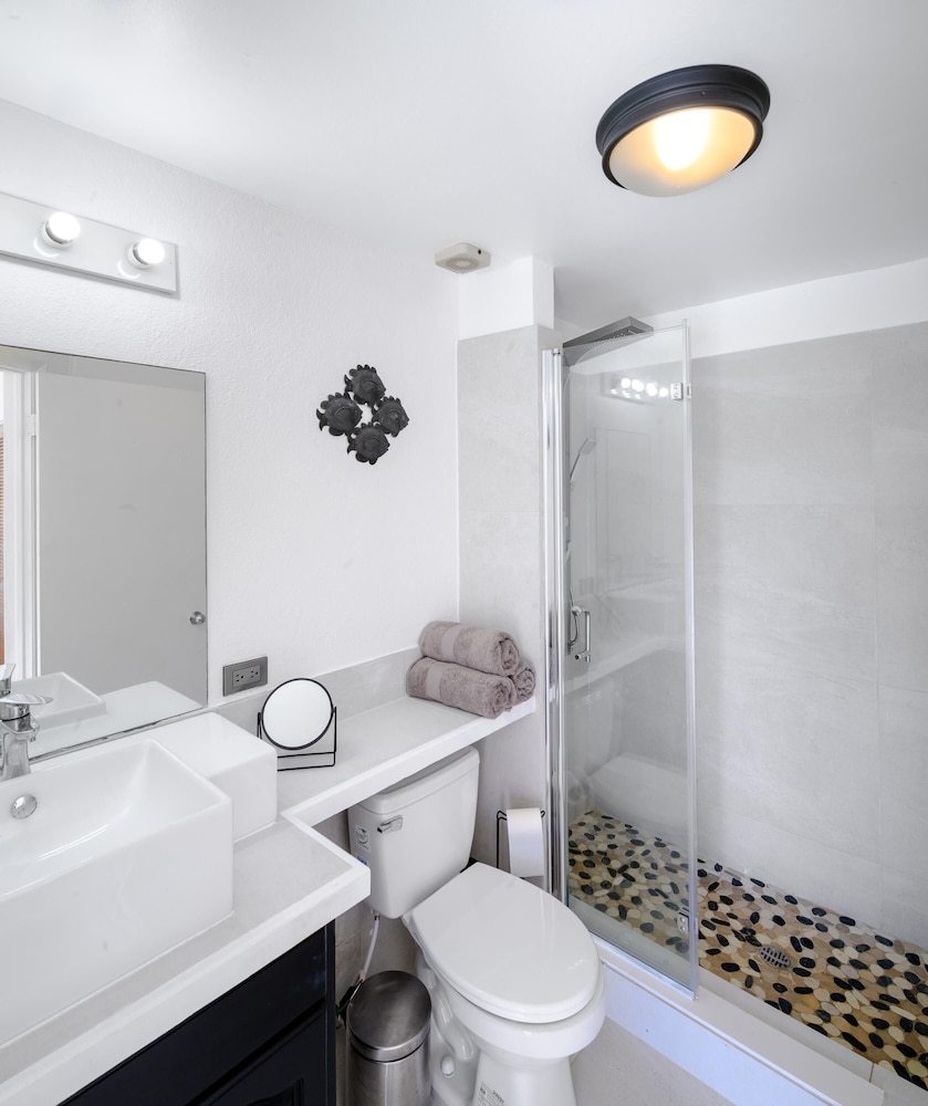 

Milano - Jolly Harbour - True North Waterfront Villa