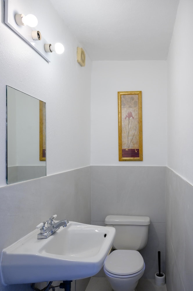 

Roma - Jolly Harbour - True North Waterfront Villa