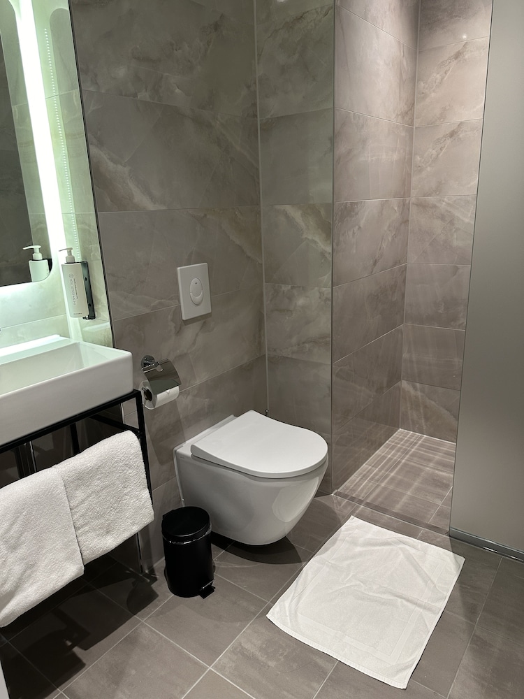 

Brindisi - Amsterdam - OZO Hotels Antares Airport
