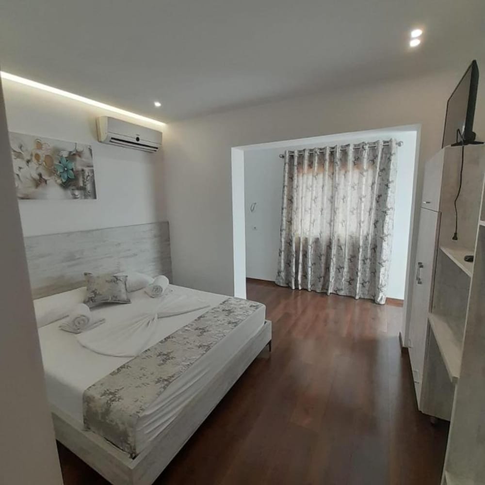 

Milano - Ksamil - Vila Irdi