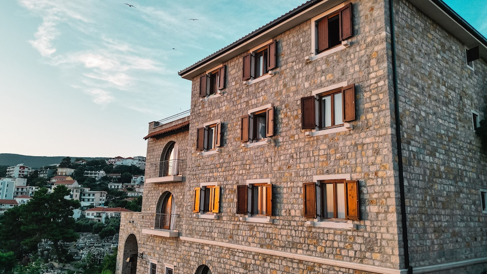 

Bari - Ulcinj - Hotel Pirate