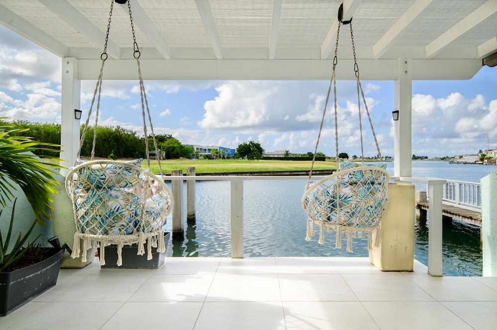 

Milano - Jolly Harbour - True North Waterfront Villa