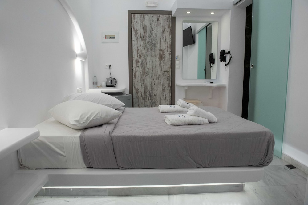 

Bari - Santorini, Isole Greche - Cyclades Hotel