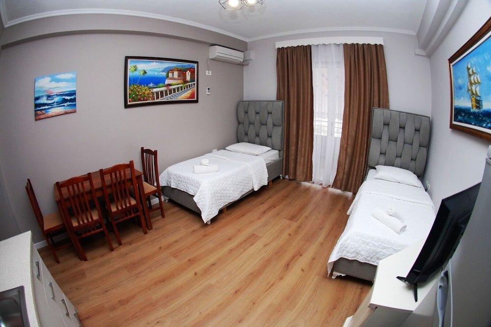 

Roma - Sarandë - Hotel Vila Alvin & Apartments