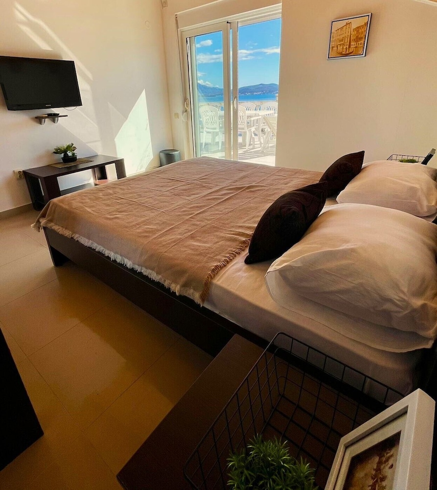 

Roma - Herceg Novi - Family House with pool & sea view