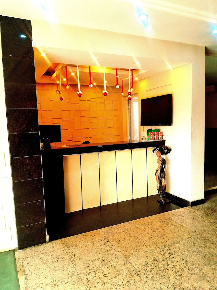 

Roma - Lagos - Oakspring Hotel & Luxury Suites