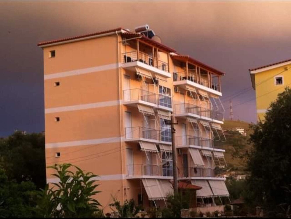 

Bari - Himarë - Stef & Stam