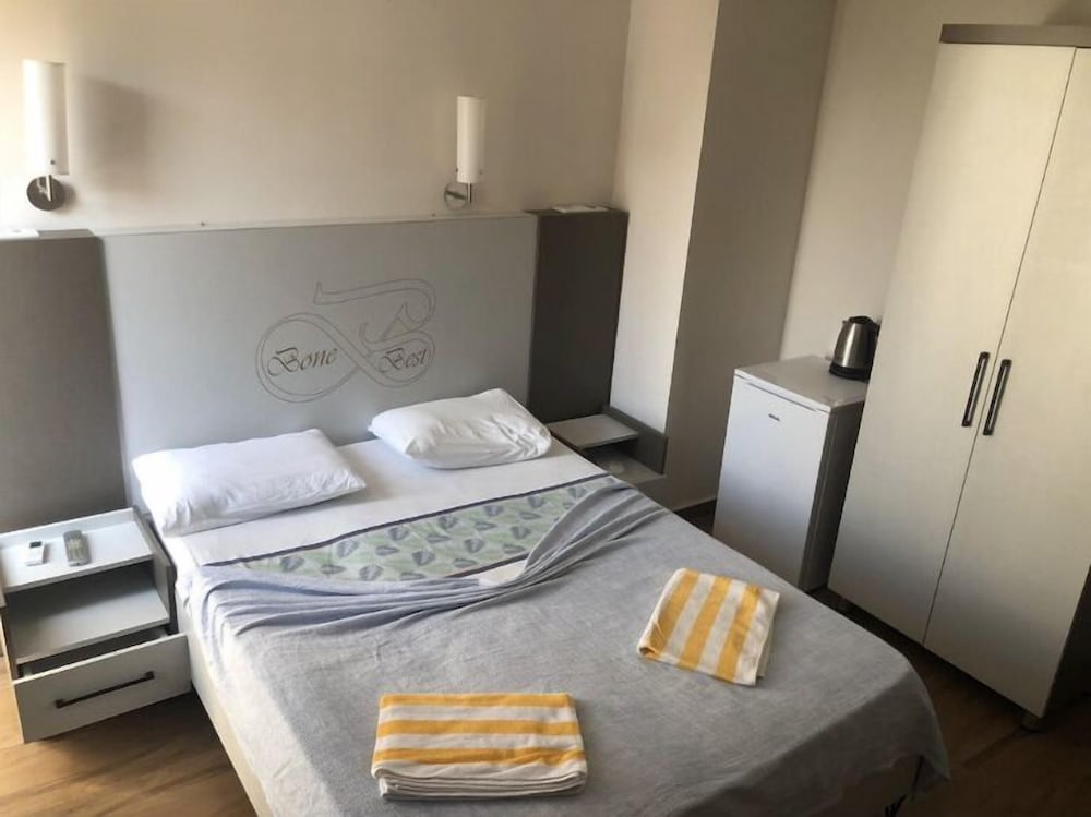 

Bologna - Lara - BONE BEST OTEL