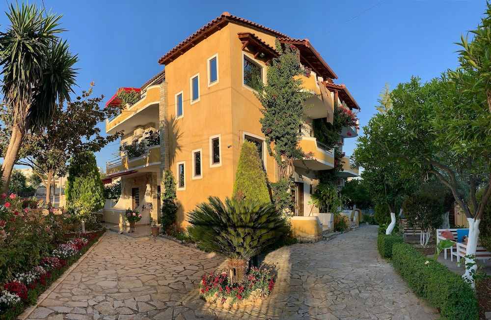 

Torino - Ksamil - Flower Garden Villa