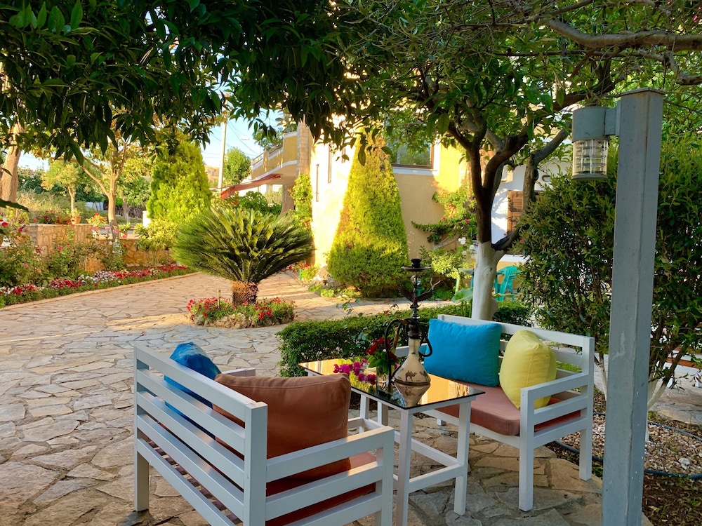 

Bologna - Ksamil - Flower Garden Villa
