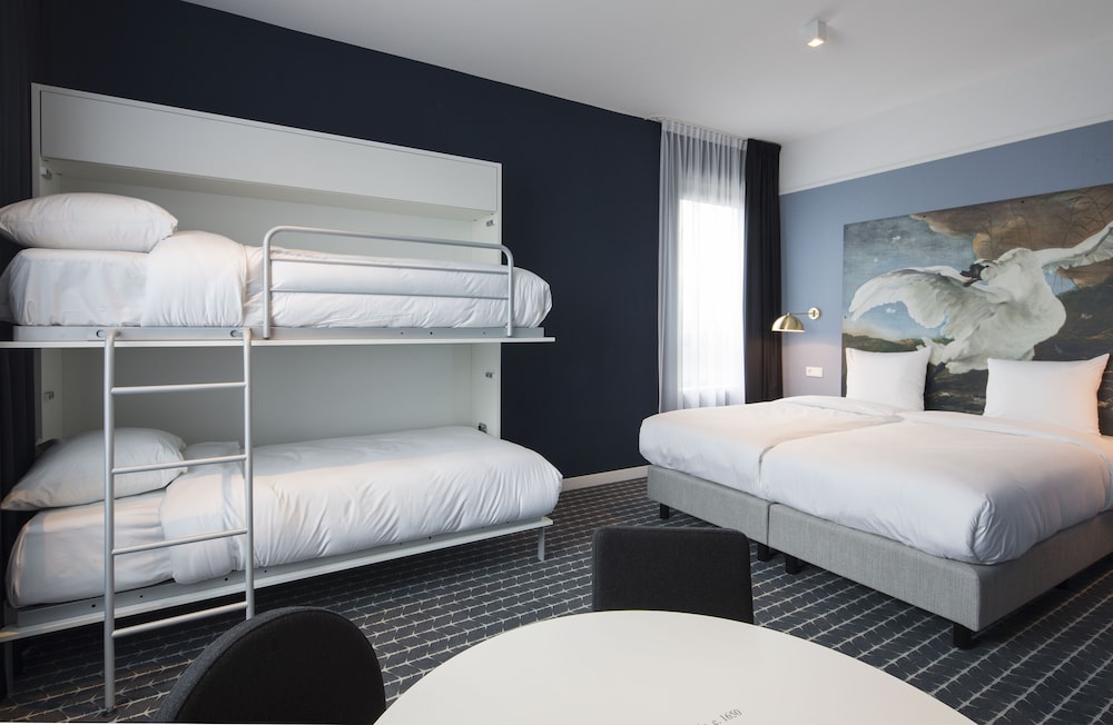 

Bari - Aalsmeer - Corendon Urban Amsterdam Schiphol Airport Hotel