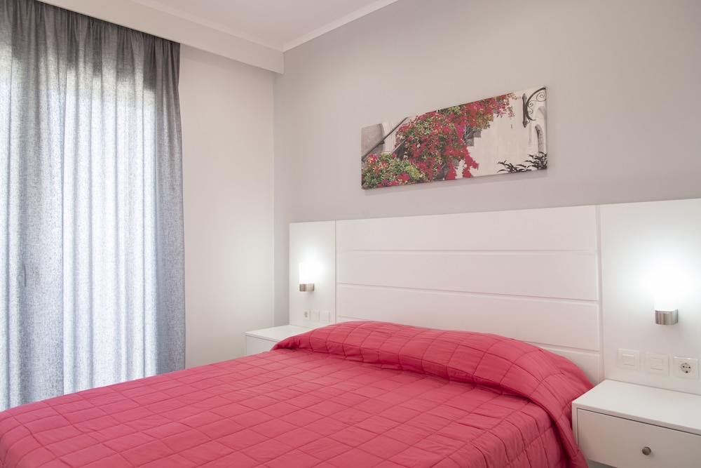 

Milano - Marmari - Byron Apartments