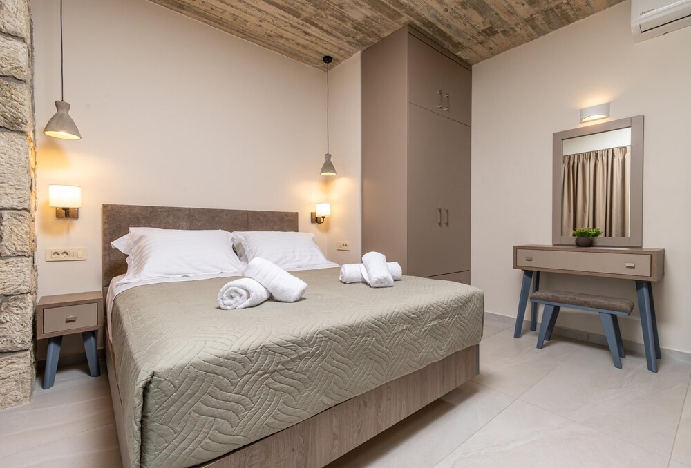 

Milano - Kolimbari - Achatis Apartments with sea view
