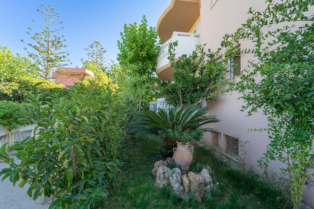 

Milano - Kolimbari - Golden Rose Suites