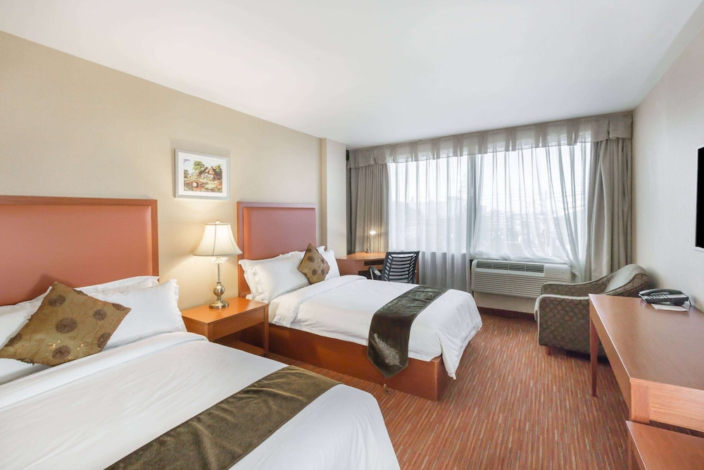 

Roma - Queens - Ramada By Wyndham Flushing Queens