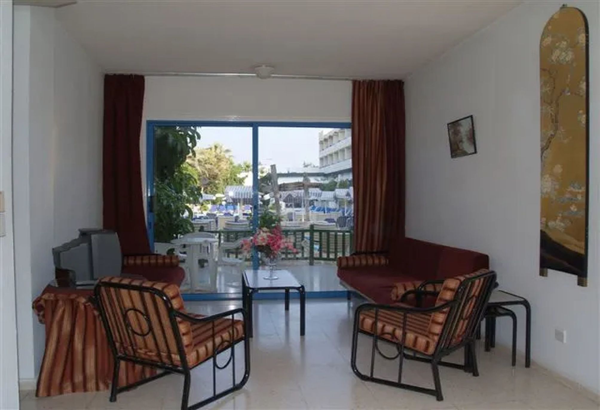 

Bari - Paphos - Paphiessa Hotel