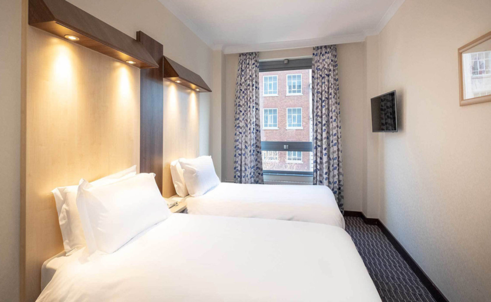 

Lamezia Terme - Londra - Royal National Hotel