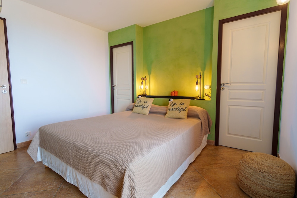 

Napoli - Macinaggio - Hotel Le Saint Jean