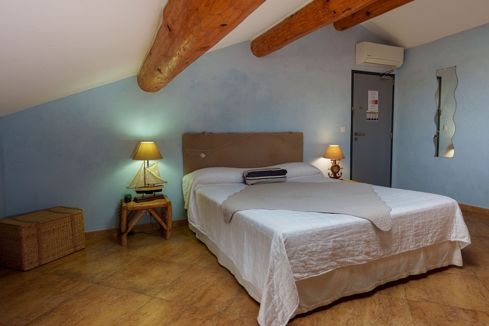 

Napoli - Macinaggio - Hotel Le Saint Jean
