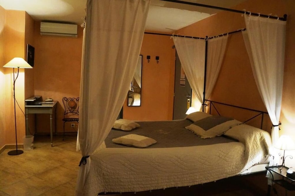 

Napoli - Macinaggio - Hotel Le Saint Jean
