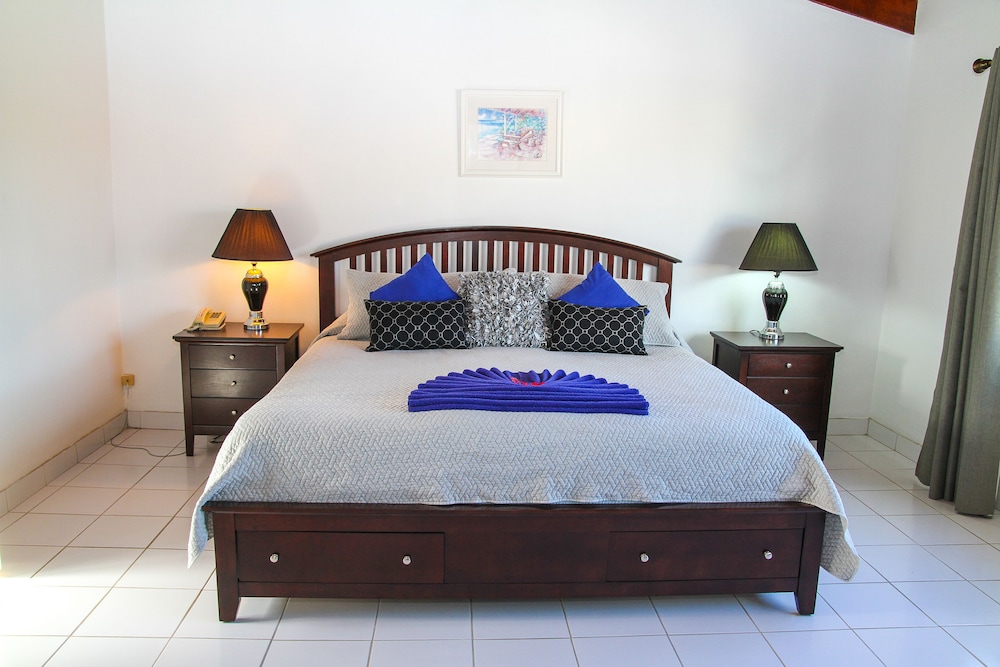 

Verona - St. John's - Antigua Village Beach Resort