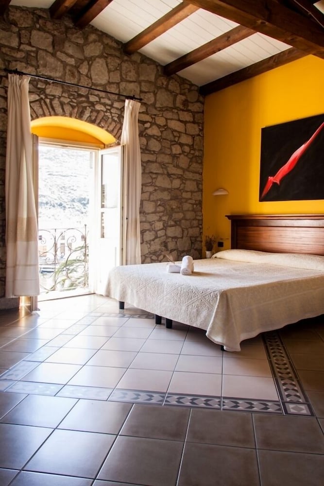 

Napoli - Magomadas - Corte Fiorita Albergo Diffuso