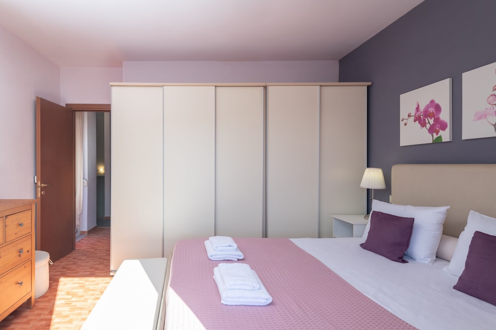 

Reggio Calabria - Georgioupoli - Koralia Vacation House