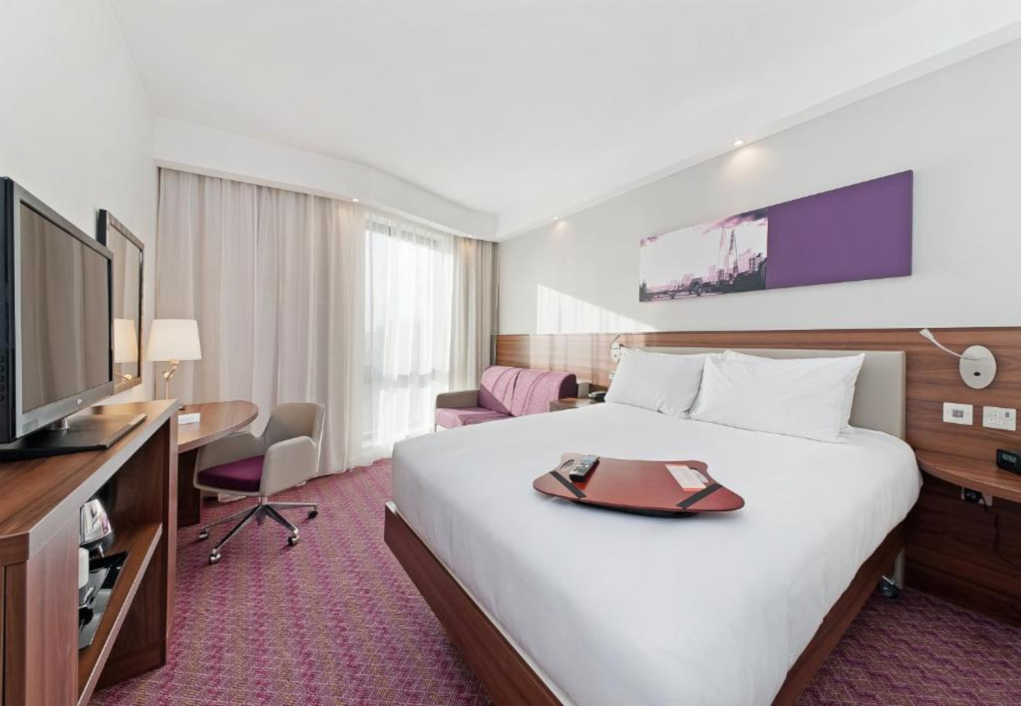 Queen room