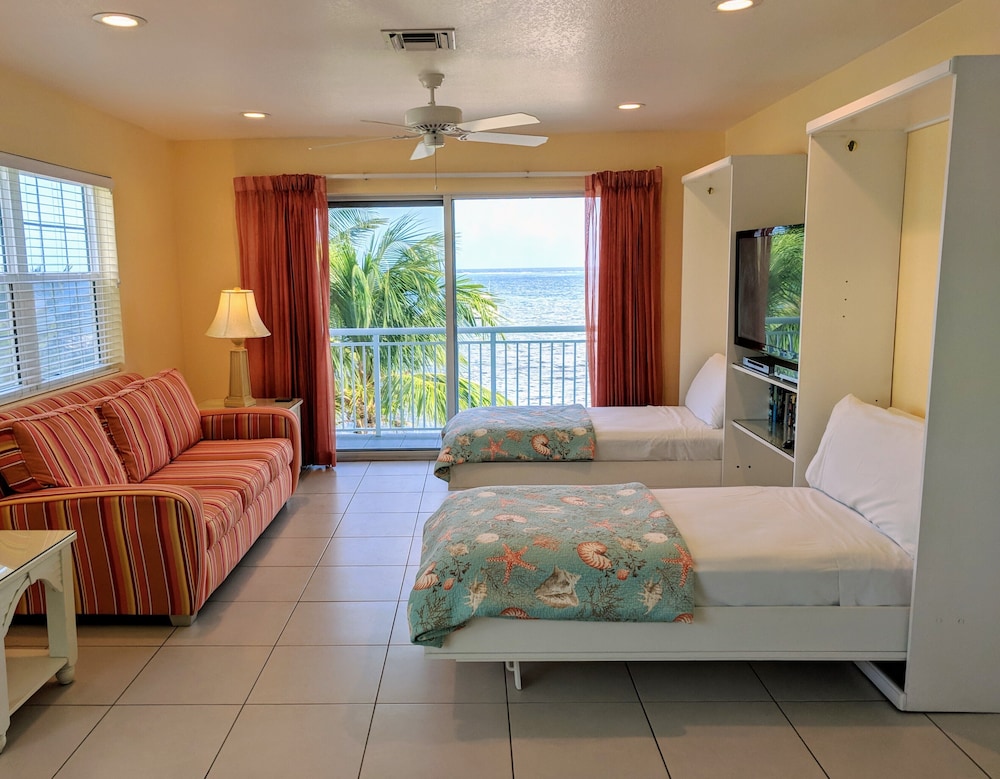 

Milano - Gun Bay - Compass Point Dive Resort