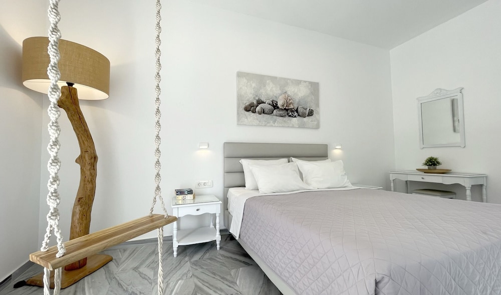 

Bari - Perivolos - Hermoso Luxury Suites