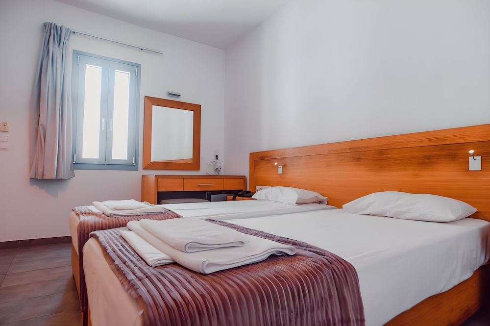 

Milano - Mylopotas - Far Out Beach Club Resort & Camping
