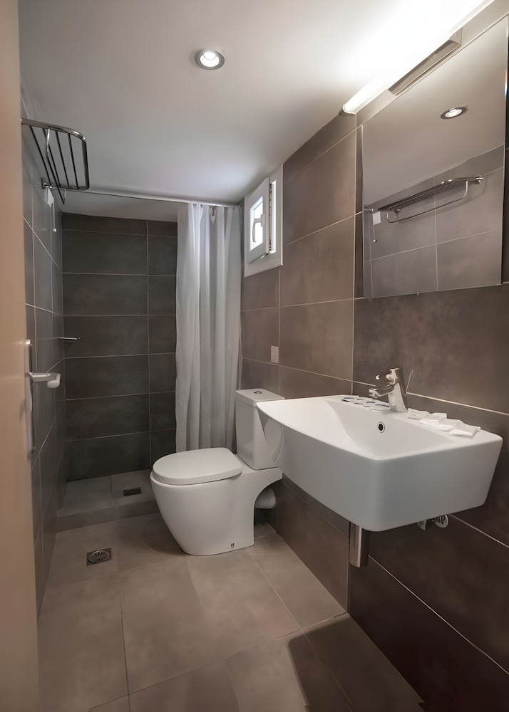 

Milano - Ios-Ormos - Far Out Beach Club Resort & Camping