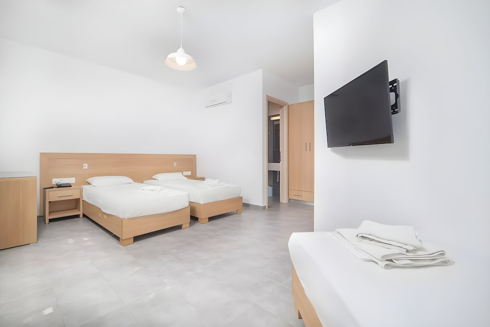 

Milano - Mylopotas - Far Out Beach Club Resort & Camping