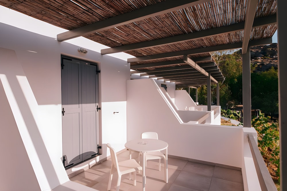 

Bologna - Psathi - Far Out Beach Club Resort & Camping
