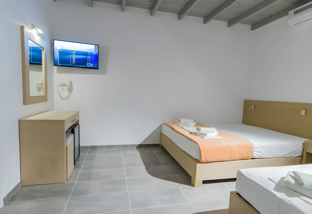 

Milano - Mylopotas - Far Out Beach Club Resort & Camping