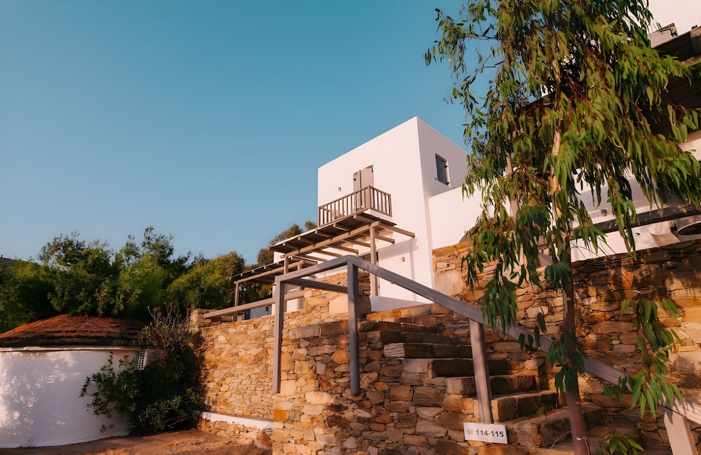 

Milano - Ios-Ormos - Far Out Beach Club Resort & Camping