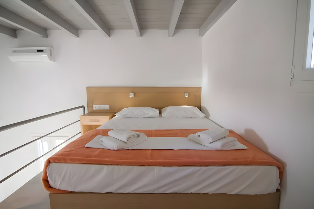 

Bologna - Psathi - Far Out Beach Club Resort & Camping