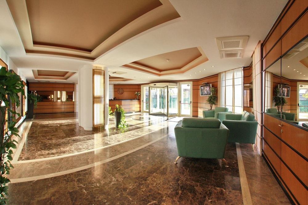 

Pisa - Otopeni - Monte Carlo Palace Suites